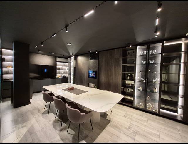 980M² SHOWROOM TO LET IN KRAMERVILLE
